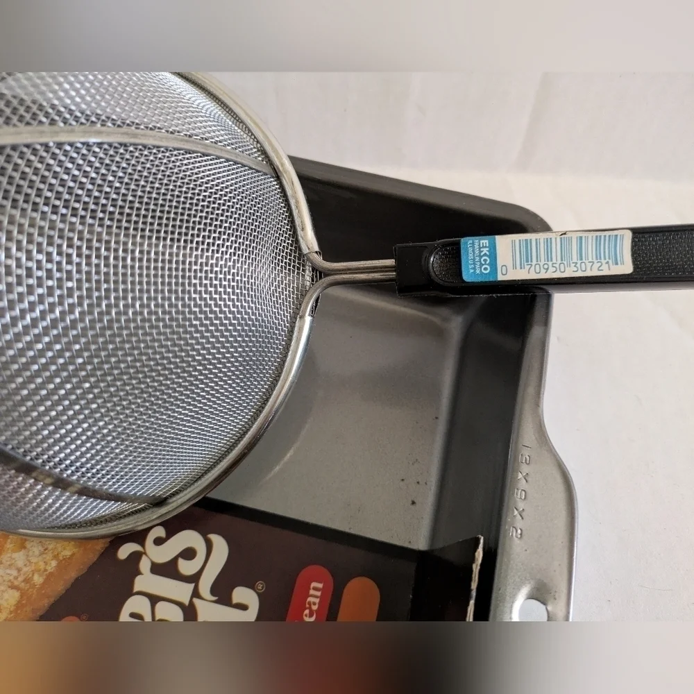 Vtg EKCO Baker’s Secret Non-Stick Pan, Ekco strainer and measuring spoons
